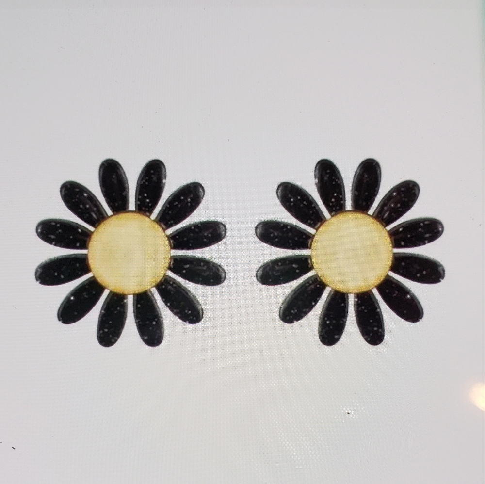 DIVAS LiMiTED Black and Gold Flower Earrings